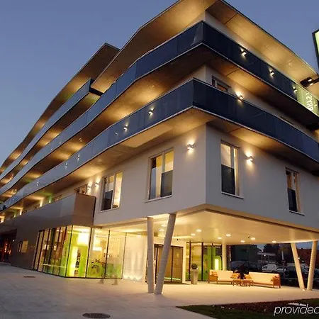 Otel Harry's Hart Bei & 4*
